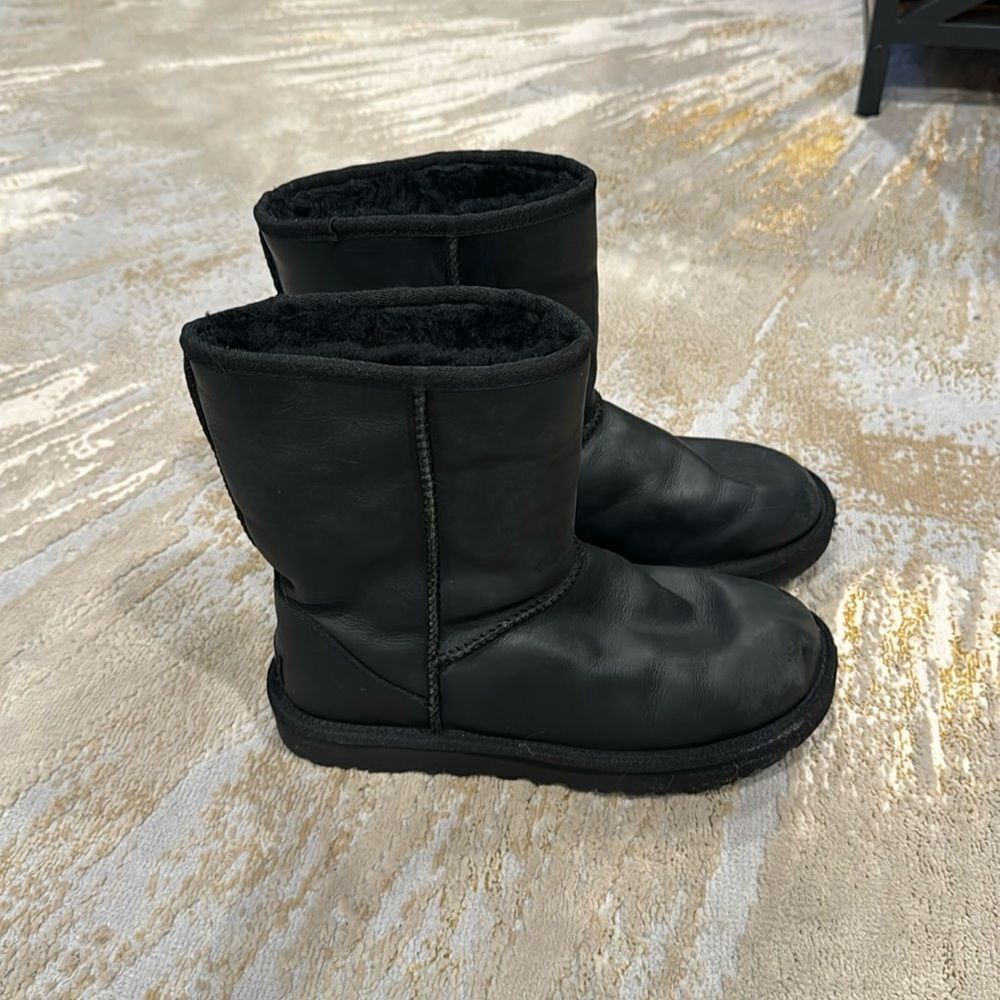 Ugg Women's Classic Nappa Mid size 7 in GUC black sheepskins